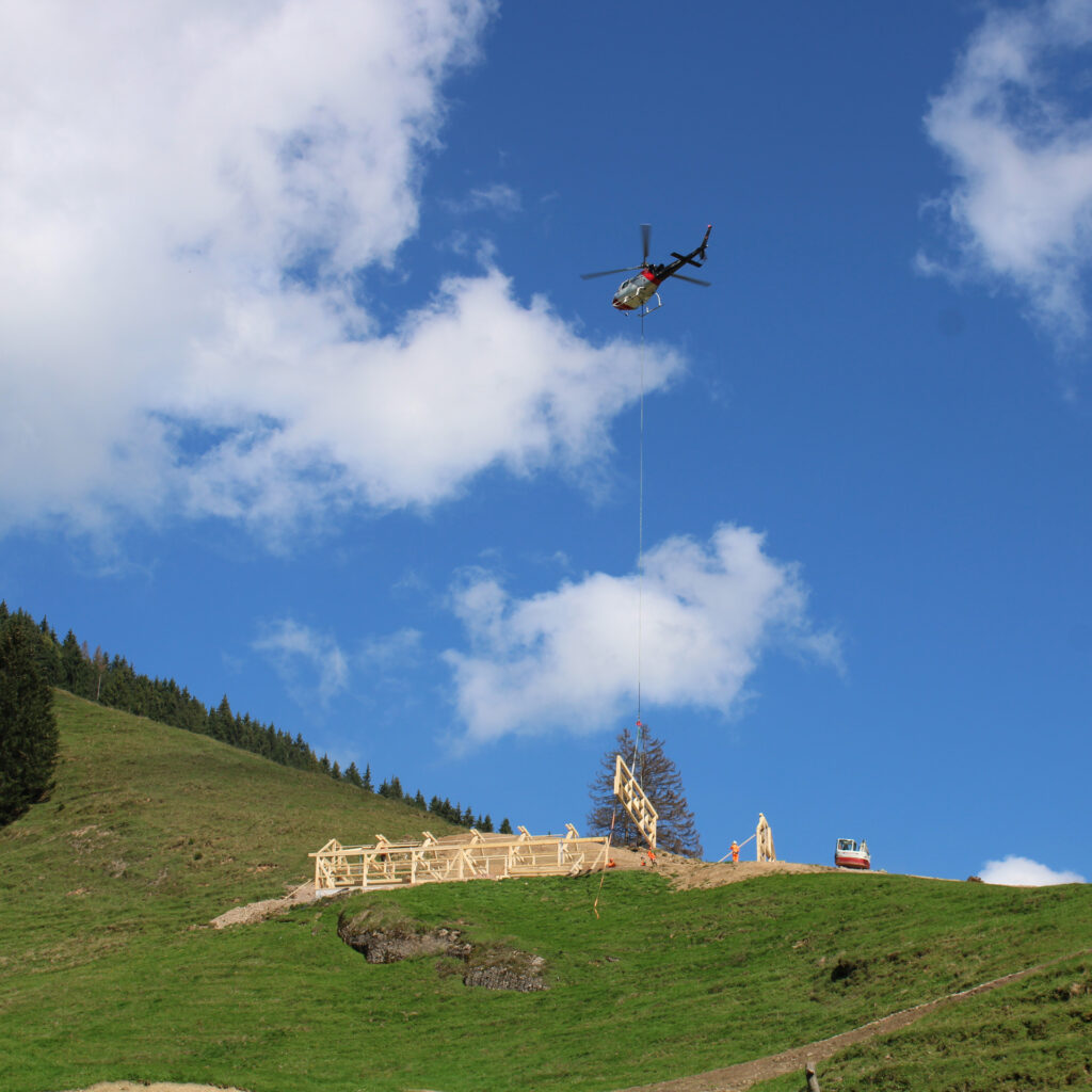 Alpstall Ampferenboden Aufrichtung mit Helikopter